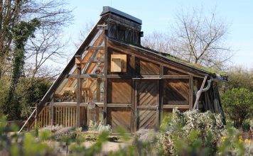 Claies en bois pour serres et vérandas : protection durable et esthétique