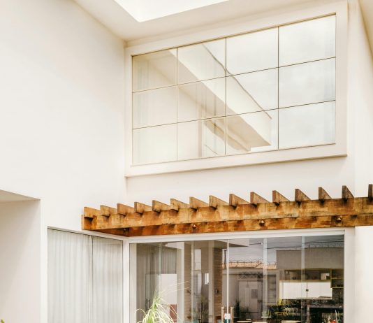 Aménagez votre piscine avec une pergola bioclimatique élégante