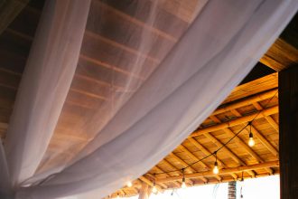 Auvent de terrasse sur mesure offrant confort et protection solaire