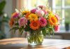 Bouquet coloré de fleurs F dans un vase en lumière naturelle