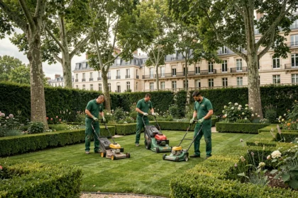 Équipe professionnelle d'entretien de jardin au travail dans un jardin résidentiel en Île-de-France