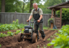 Motoculteur : avantages et utilisations pour le jardinage amateur Homme en salopette utilisant un motoculteur dans un jardin
