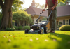 Jardinier professionnel utilisant une tondeuse sur une pelouse fraîche
